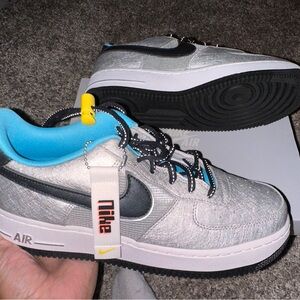 AIR FORCE 1 (GS)
METALLIC SILVER/BLACK
ARGENT METALLIQUE/NOIR